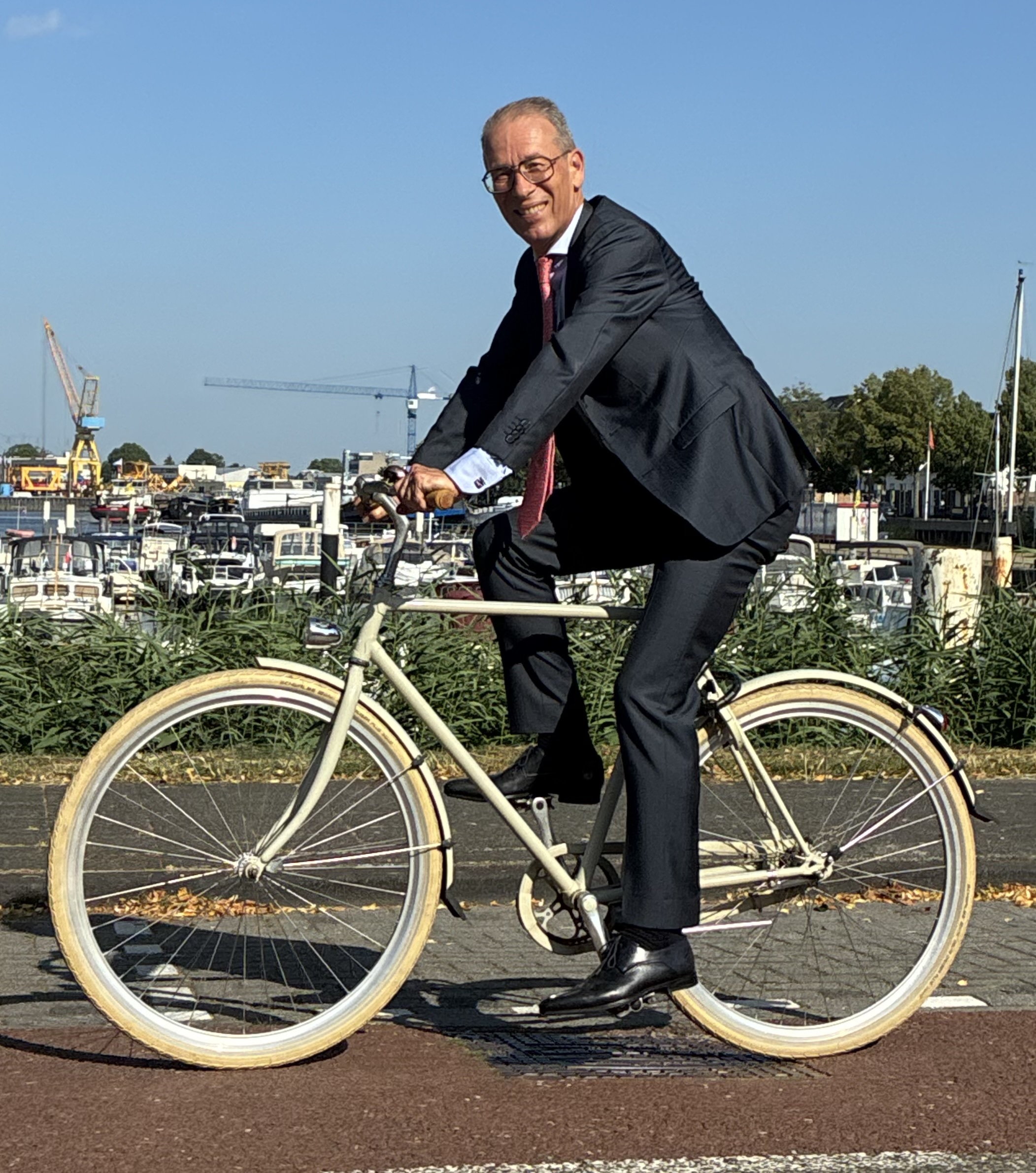 foto Jan de Vries op de fiets
