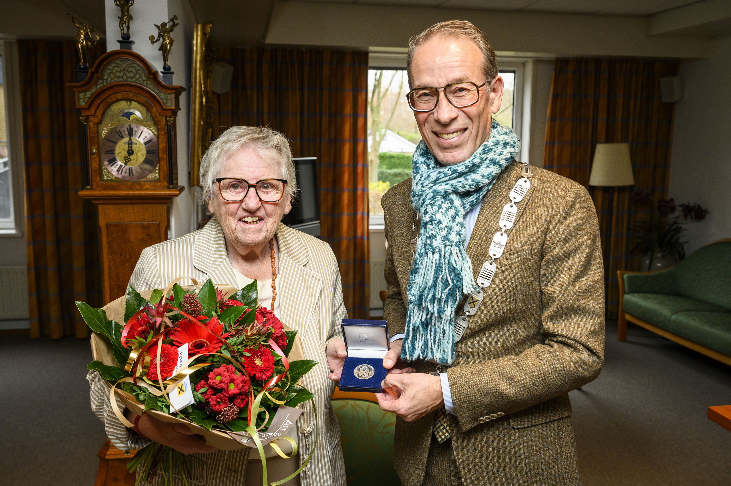 Mevrouw Maria de Vries- Van Leeuwen ontvangt gemeentepenning