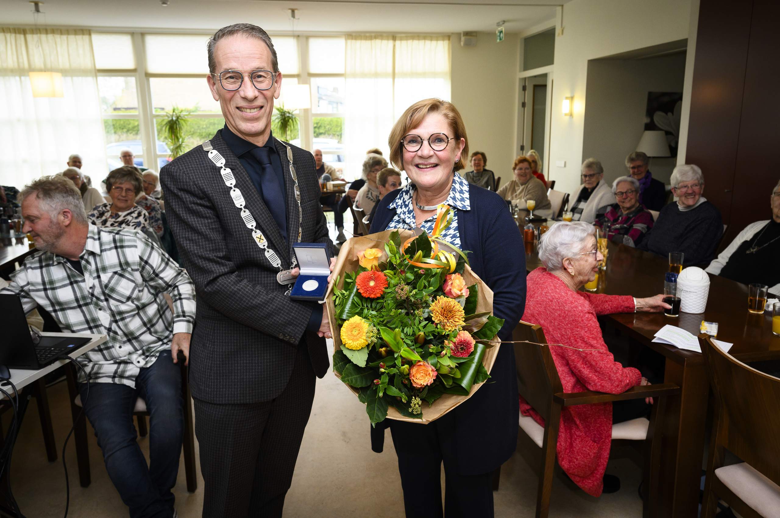 Gemeentepenning voor Mevr. Vd Leeden