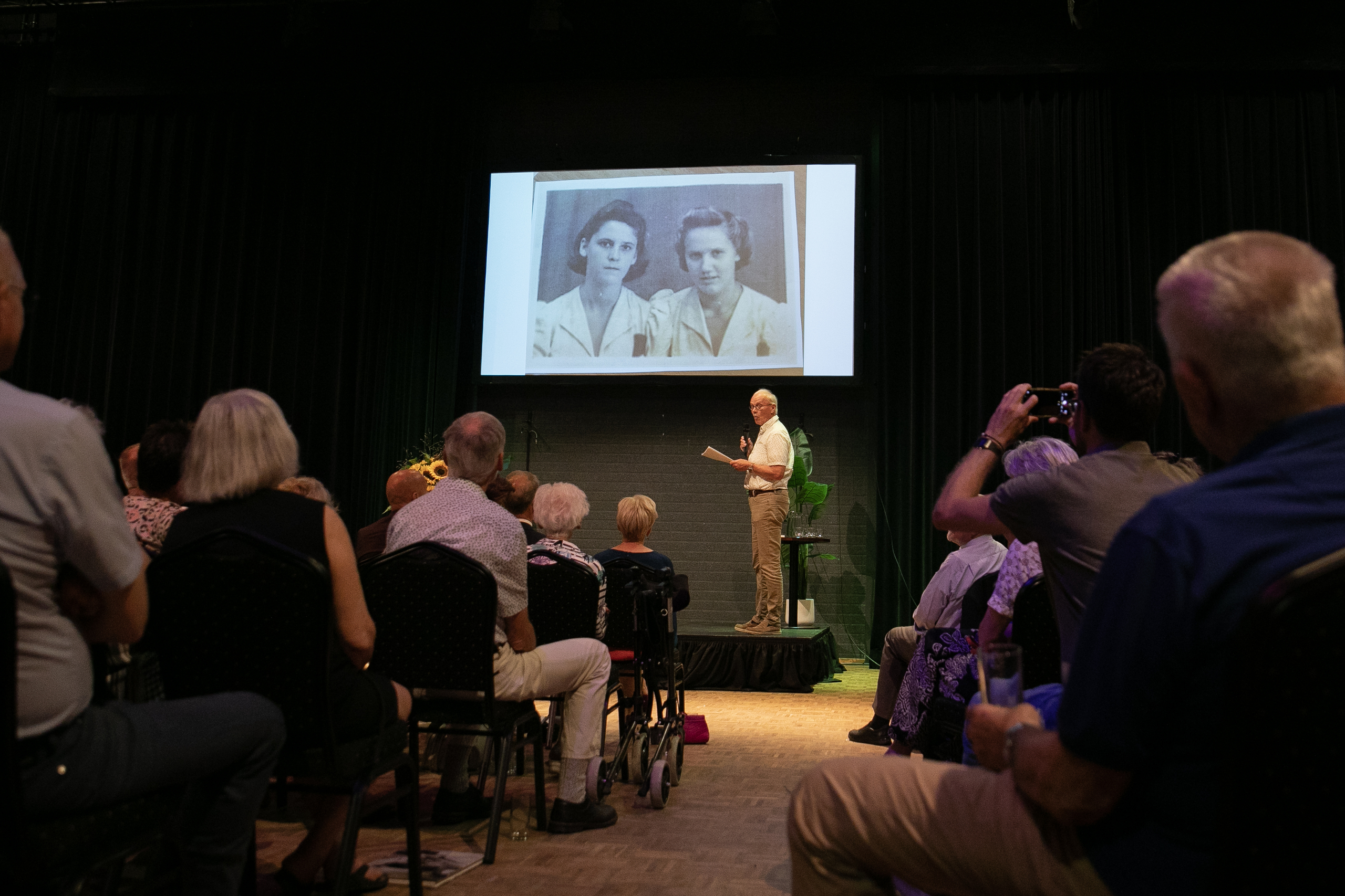 Arie van den Herik spreekt tijdens de 15 augustus herdenking