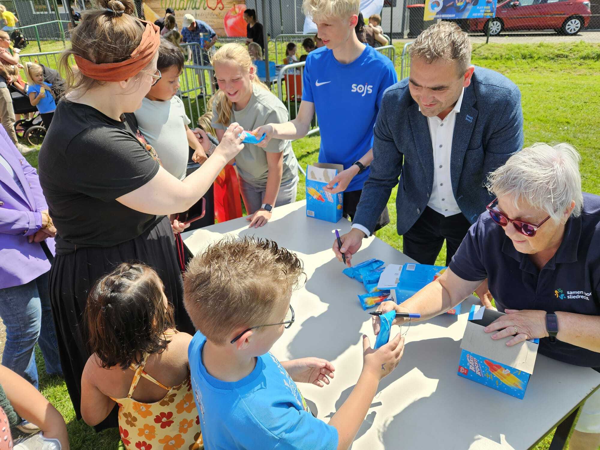 Cees Paas deelt ijsjes uit tijdens Nationale Buitenspeeldag