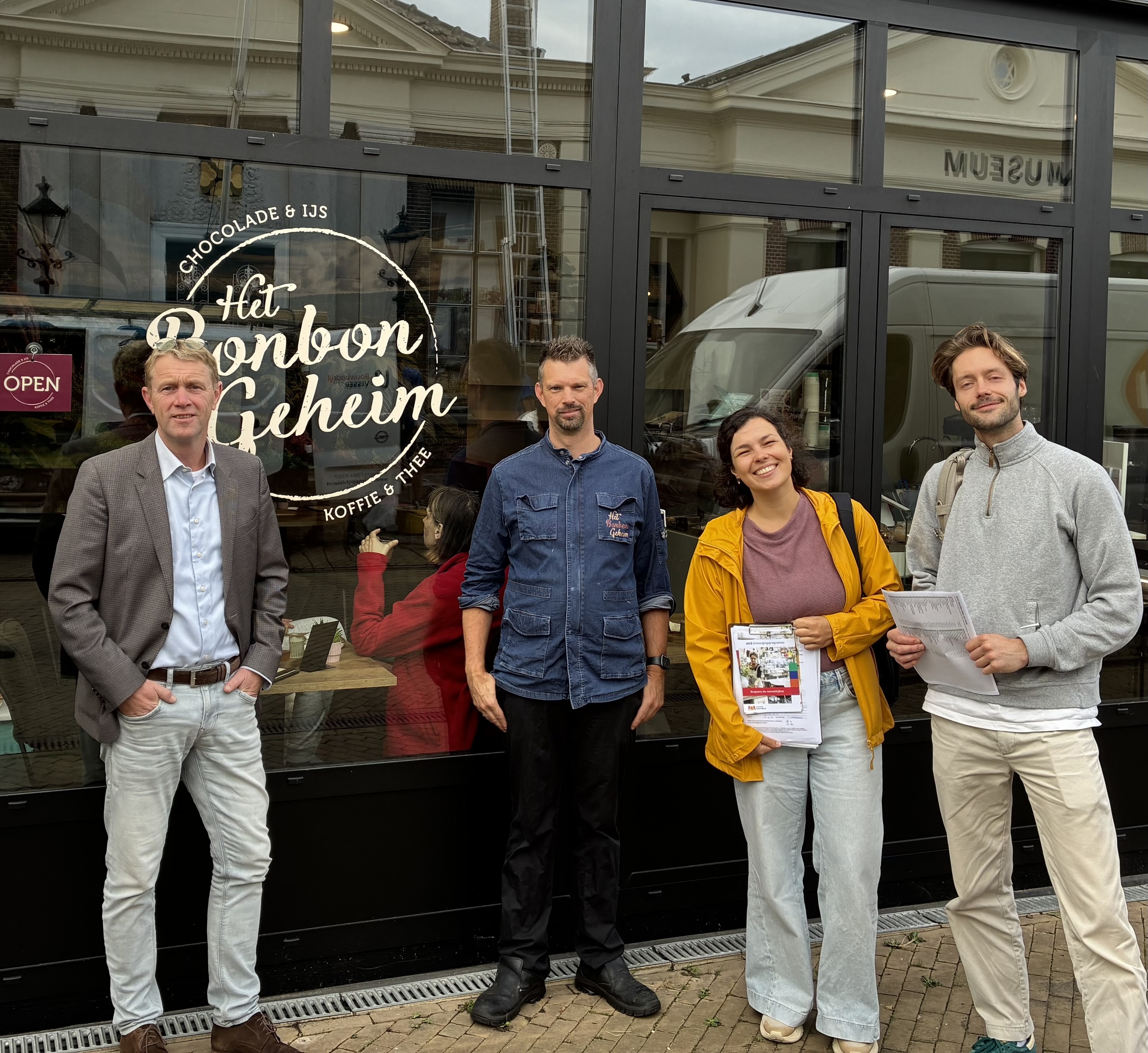 Foto Energieadviseurs en ondernemer op de Kerkbuurt