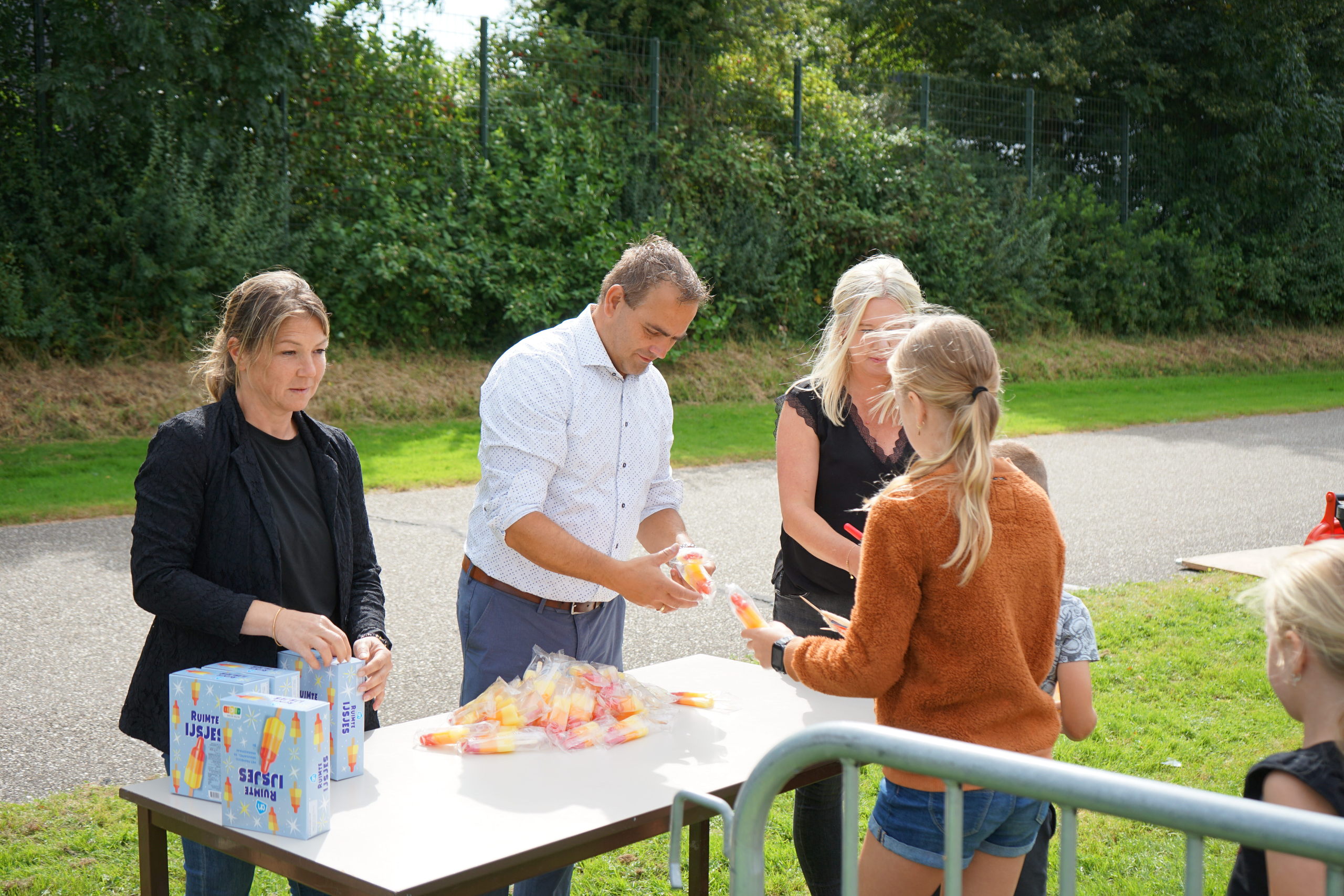 02-KNOTS - Wethouder Cees Paas deelt ijsjes uit