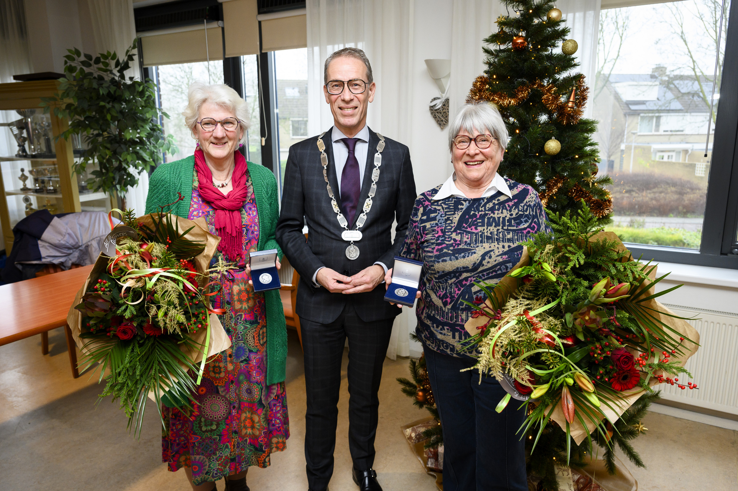 Jennie Rijneveld, burgemeester Jan de Vries, Gerda van Oort
