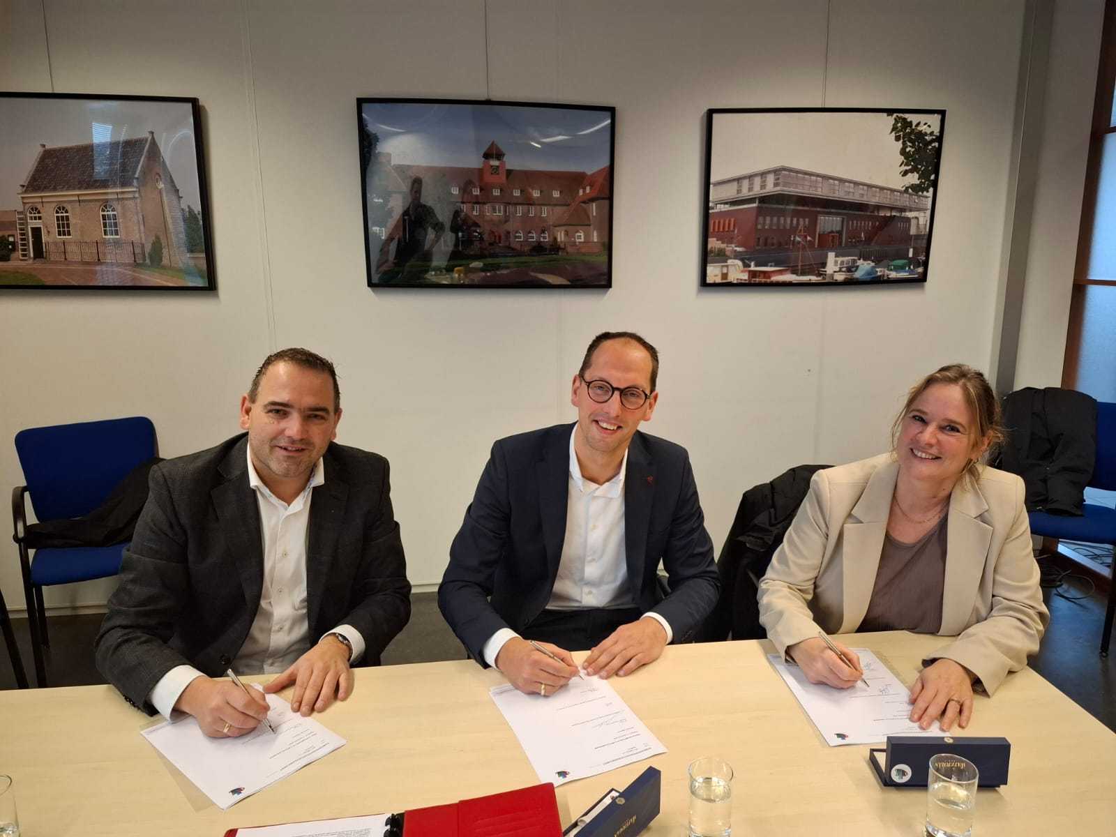 Ondertekening samenwerkingsovereenkomst IKC Valkweg door gemeente Sliedrecht en besturen van OBS De Wilgen en CBS Prins Willem-Alexandervan 