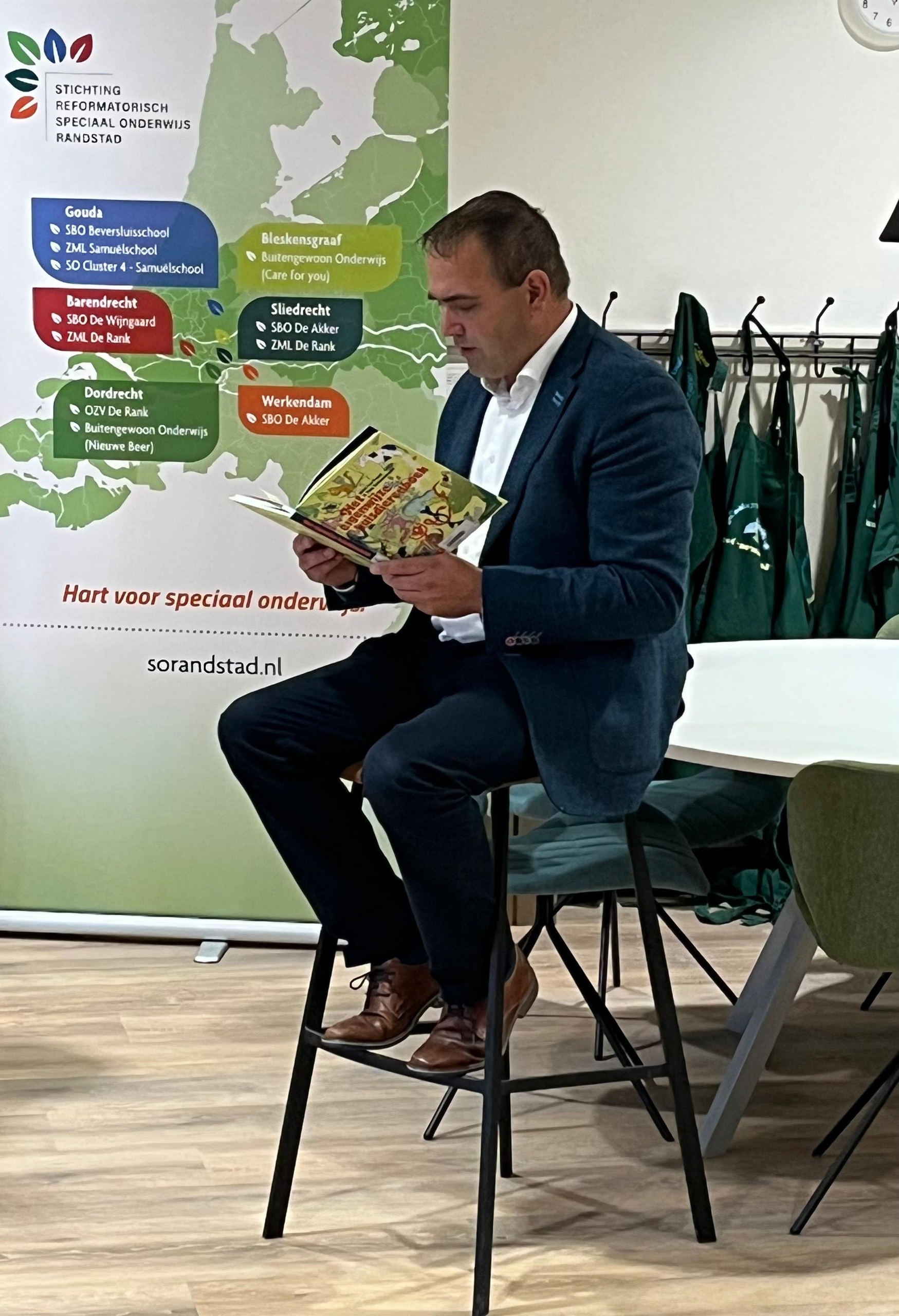 Cees Paas opent schoolbibliotheek SBO De Akker en ZML De Rank