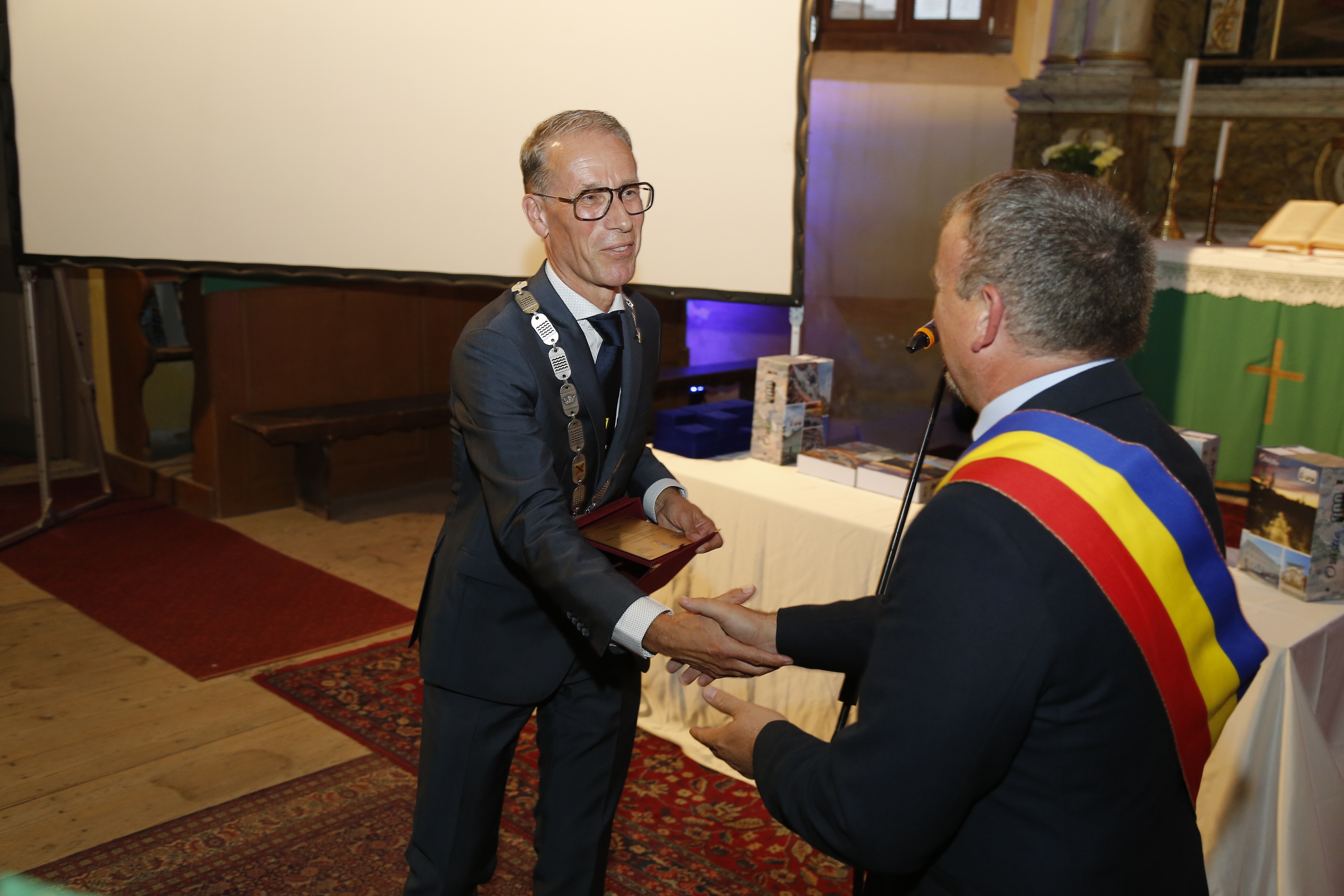 Burgemeester Jan de Vries en burgemeester Ovidiu Bălan van Orastie