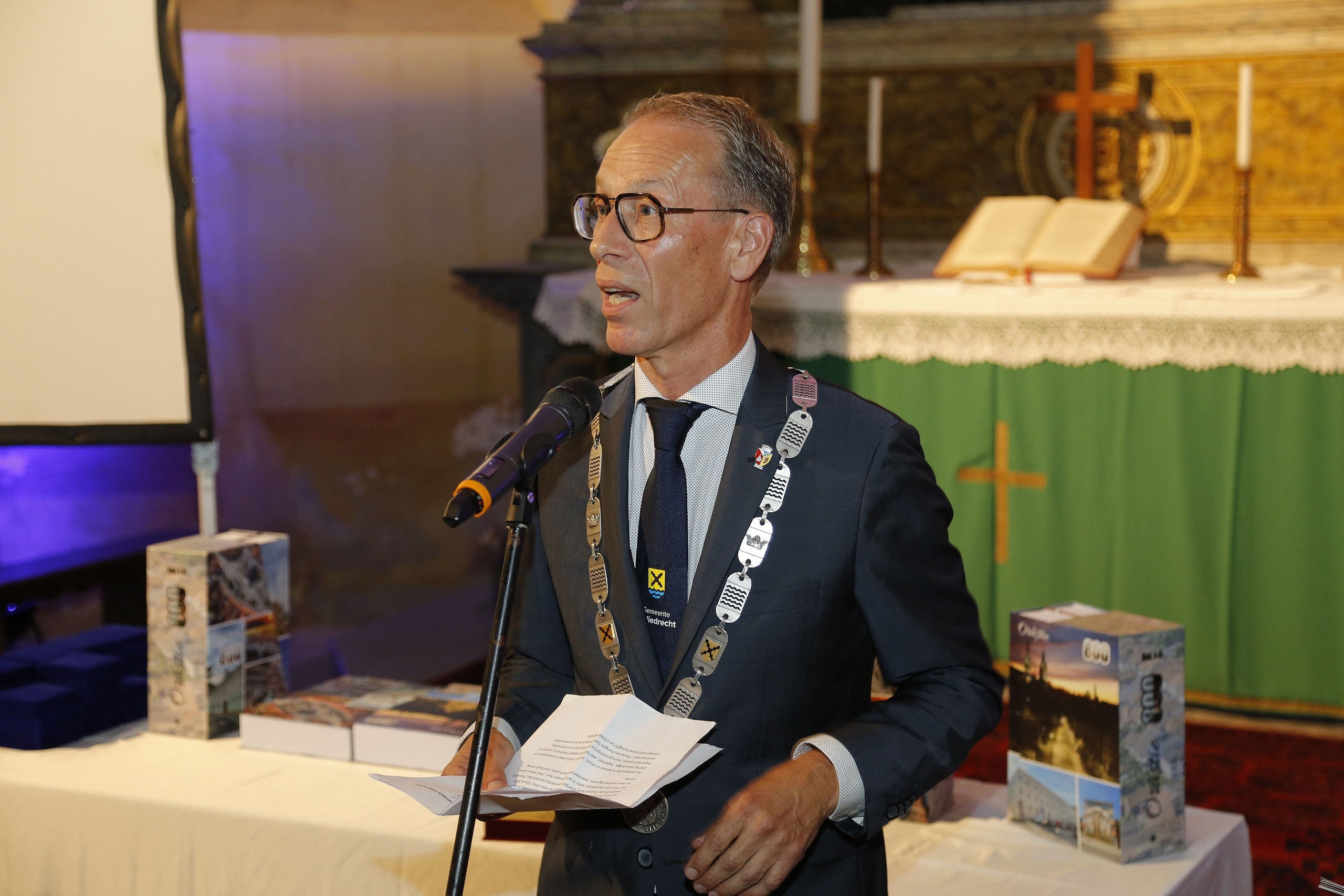 Burgemeester Jan de Vries houdt een toespraak in Orastie