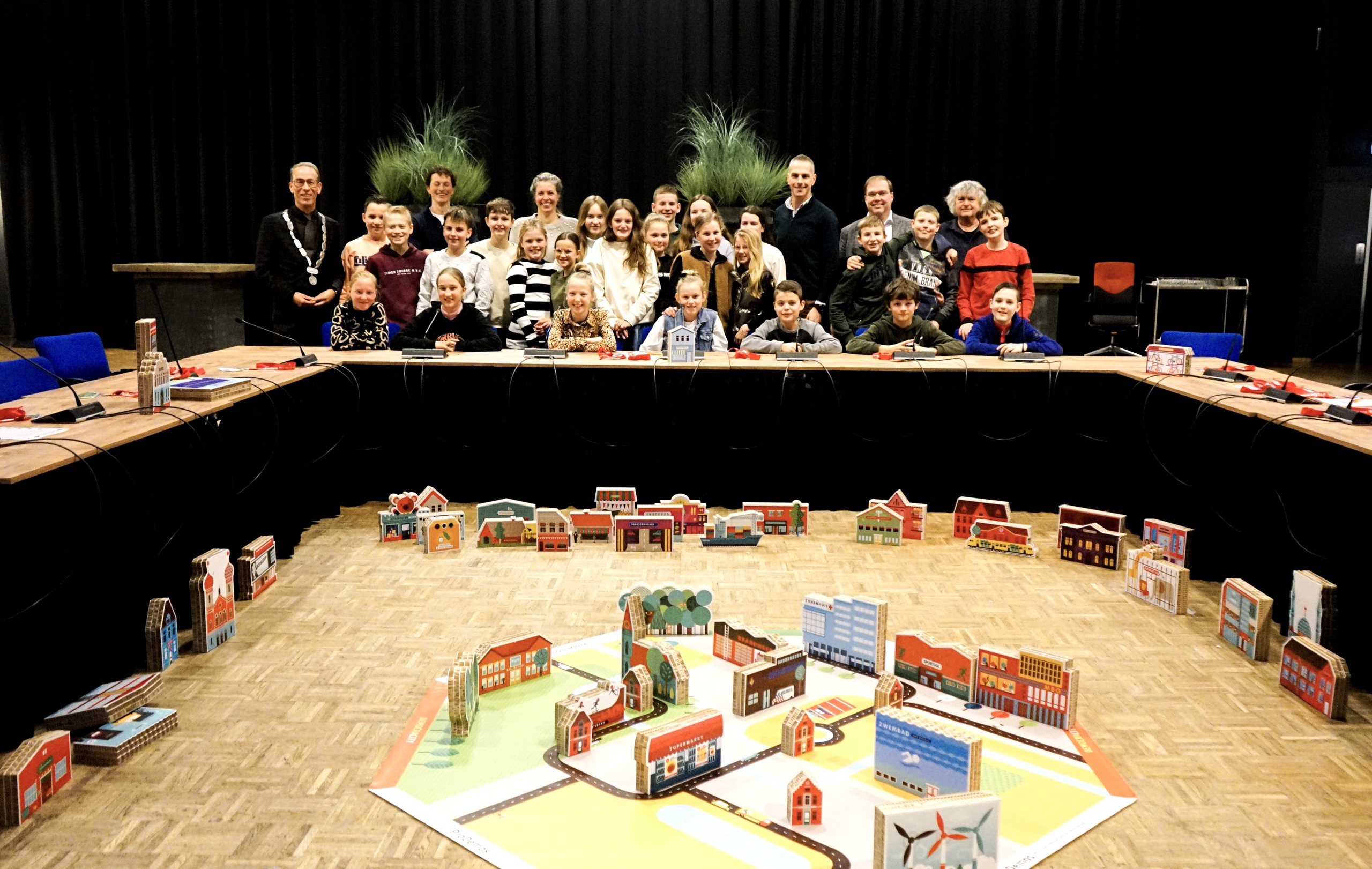 Groep 7 en 8 van Johannes Calvijnschool spelen Democracity