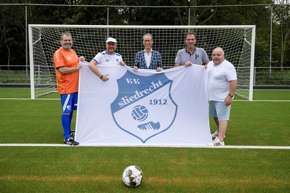 240809 Overdragen Kunstgrasveld aan vv Sliedrecht